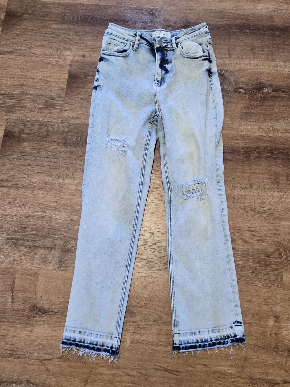 Risen Jeans Women’s Light Blue Distressed Camille Cropped Jeans 7 / 28 Acid Wash